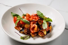 Салат с печеным баклажаном и томатами