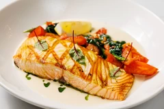 Стейк из семги с чесночным соусом