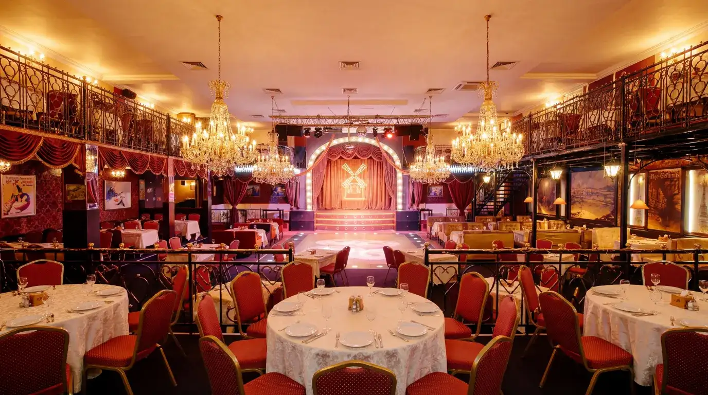 Интерьер ресторана Млын Руж в Минске &mdash; два уровня, VIP-кабинки, сцена и банкетный зал