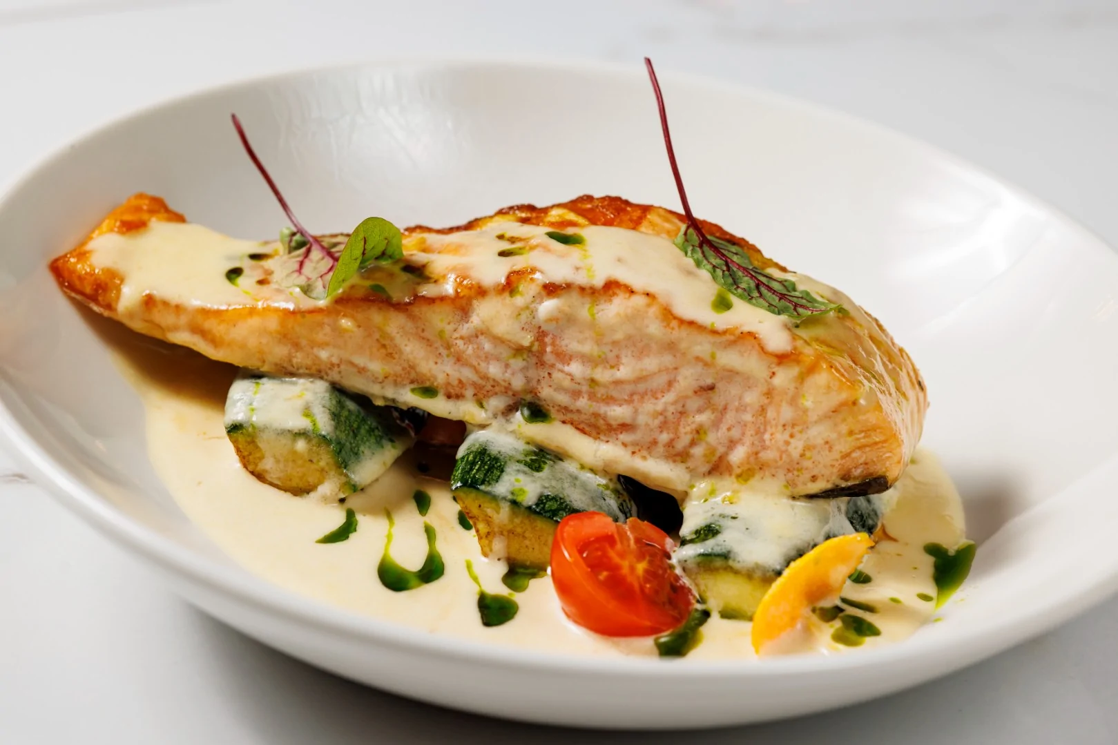 Стейк из лосося с цукини