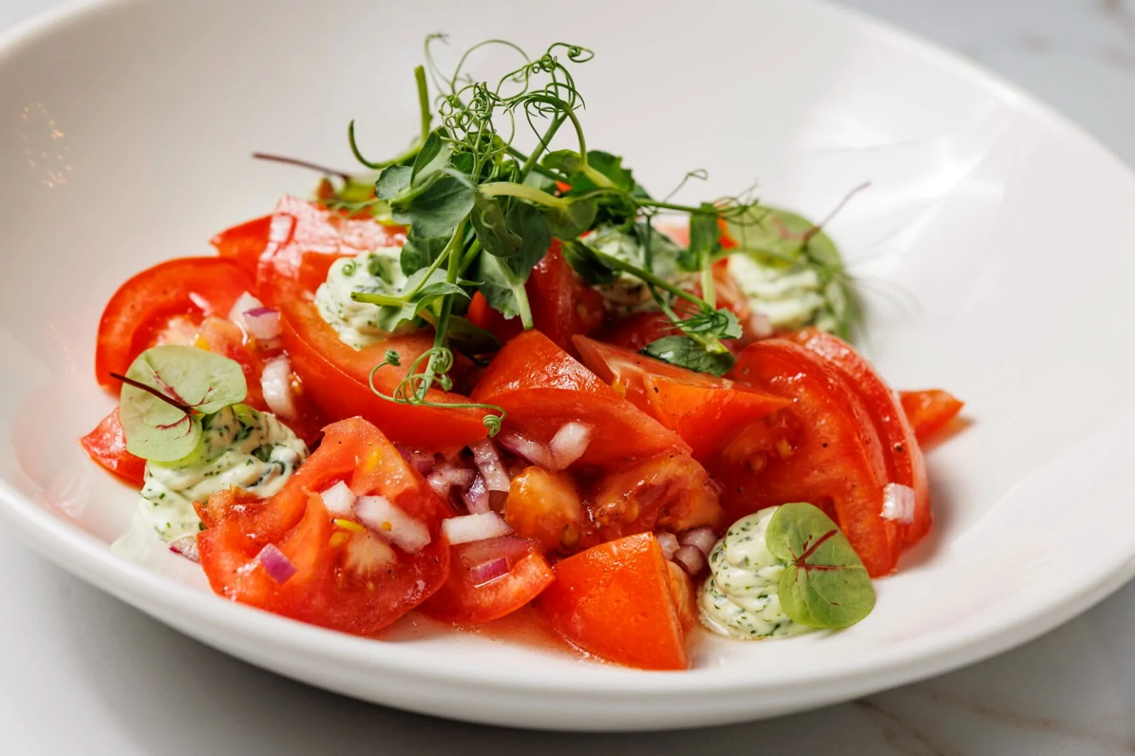 Салат с томатами и кремом из шпината